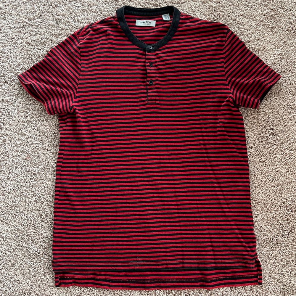 Men’s Kenneth Cole Reaction Short Sleeve Henley | Size: M | Red and Black